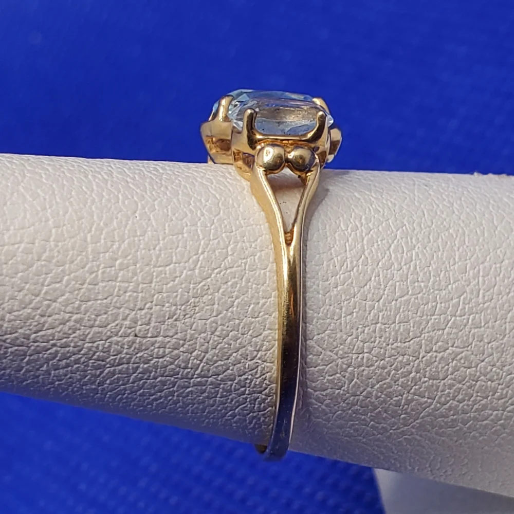 Light blue topaz 3 stone ring - Picture 2 of 8